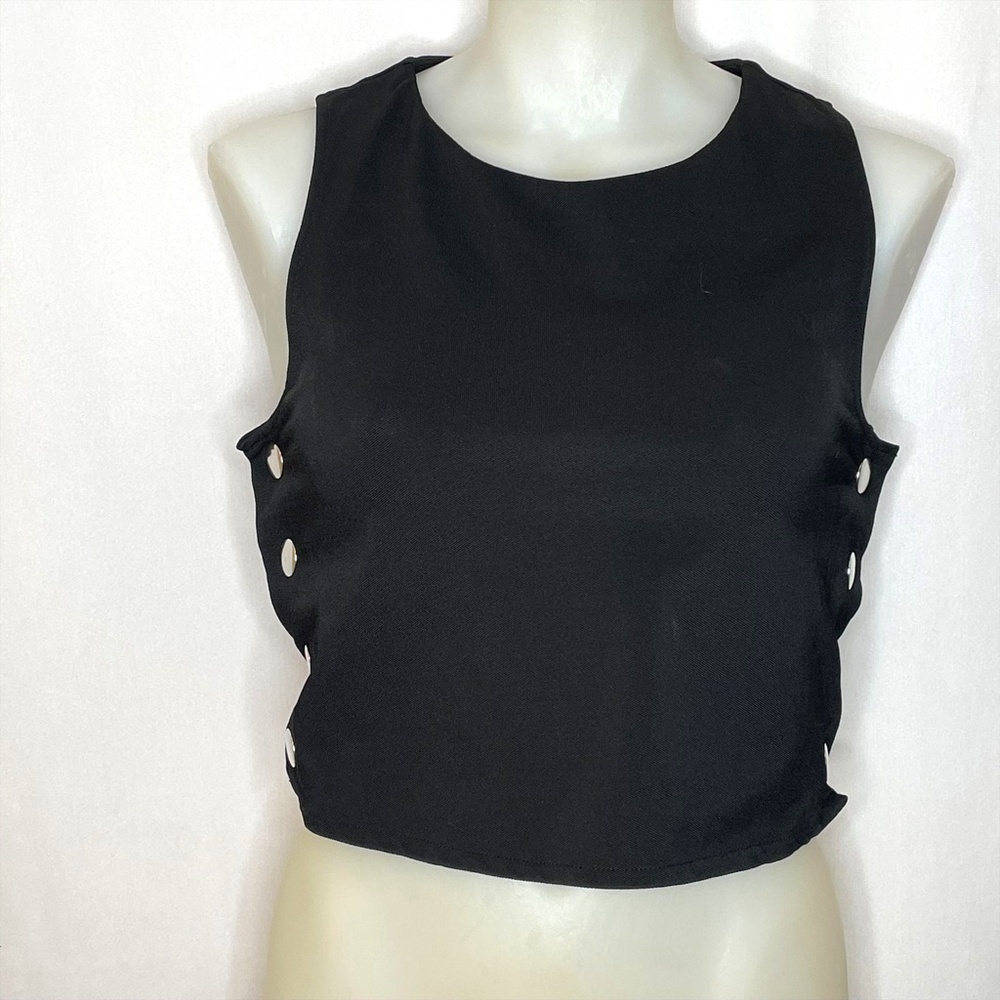 BLACK sleeveless top with silver side snaps 🤍
